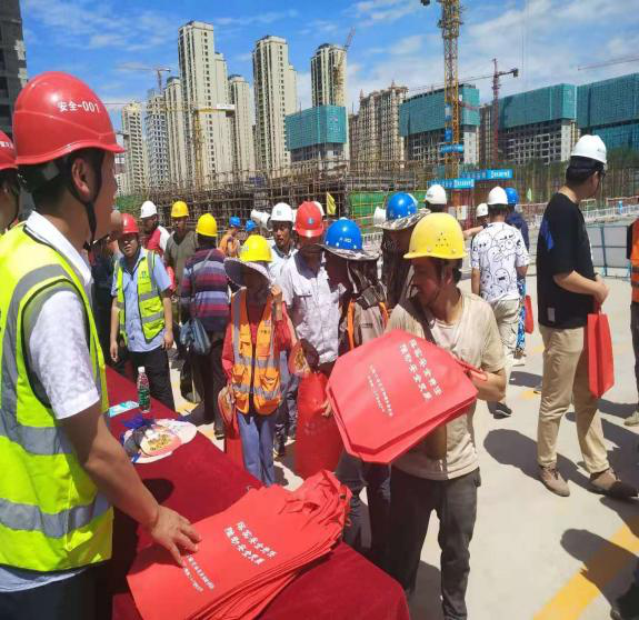 长安区住建局举办建筑工地“安全生产月”宣传咨询日活动‘雷火电竞在线登录官网’(图2)