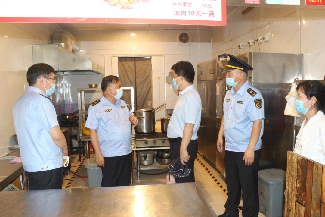 im电竞官方网站：长安区市场监管局积极推进小型餐饮食品安全示范创建(图2)